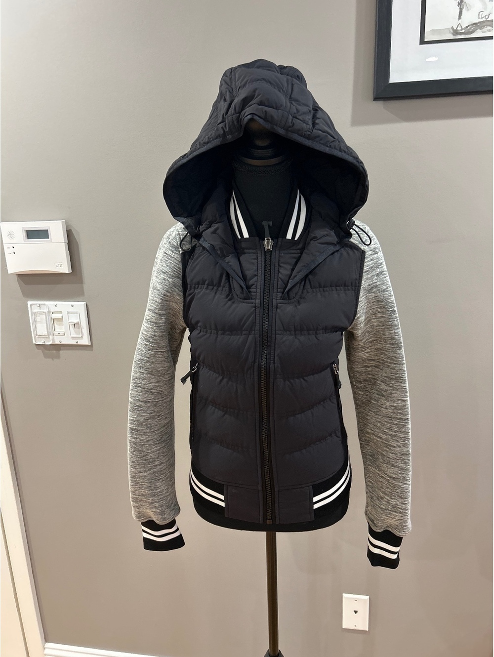 Moose Knuckles Women's Puffer Jacket with Hood and Grey Sleeves XS